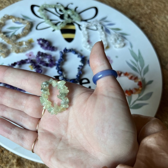 Set of 8 bracelets and 10 rings Natural Crystal Chakra Gemstone Crystal Chip. - Picture 13 of 17